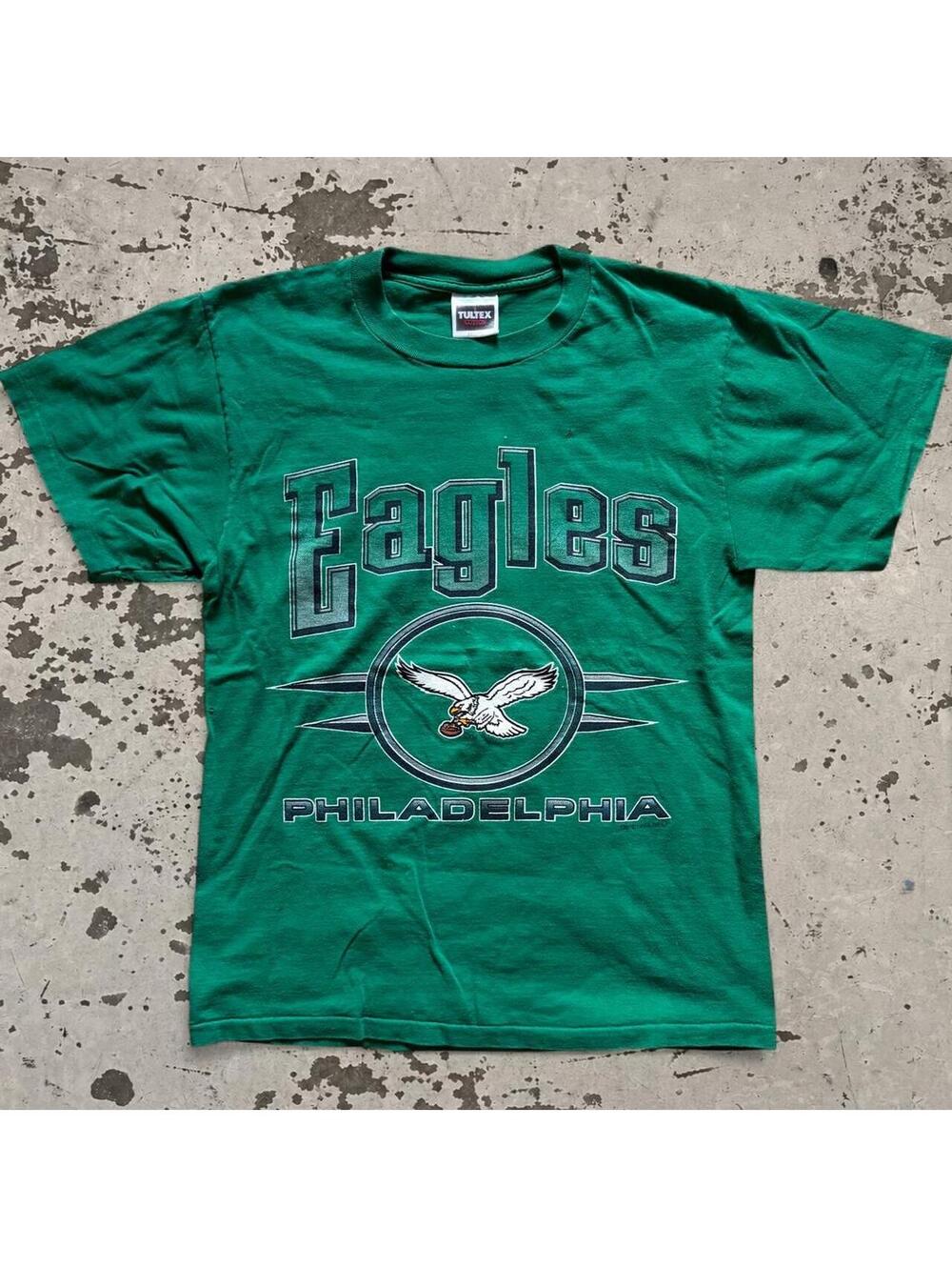 Mens vintage 1990s Kelly Green Vintage Philadelphia Eagles T-shirt. Size M